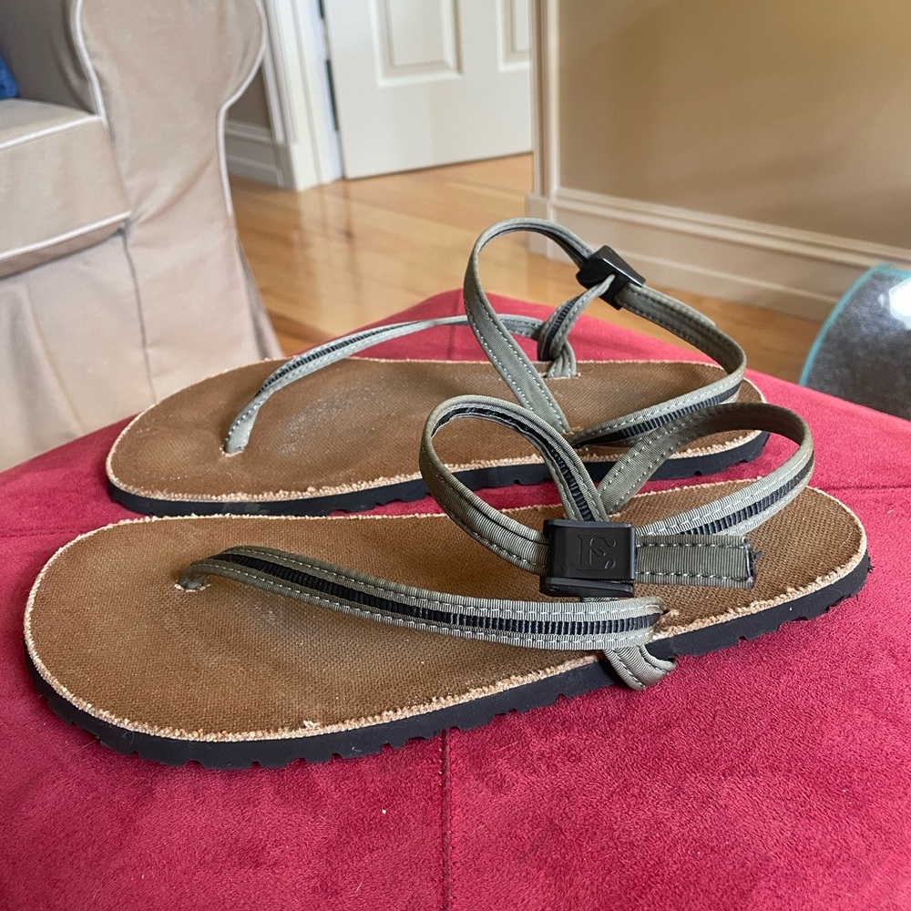 Earth Runners size Men’s 10